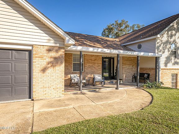4th image of 3709 Queen Elizabeth Dr