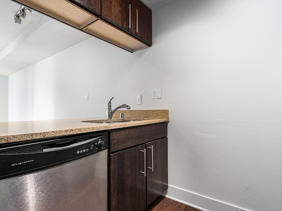1 Bed / 1 Bath - 563 SF - Kitchen