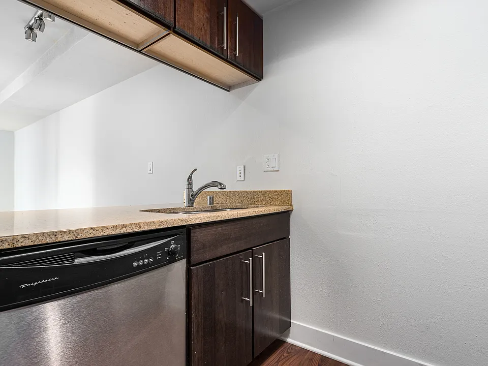 1 Bed / 1 Bath - 563 SF - Kitchen