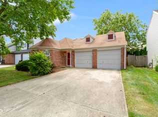9815 River Oak Ln N, Fishers, IN 46038
