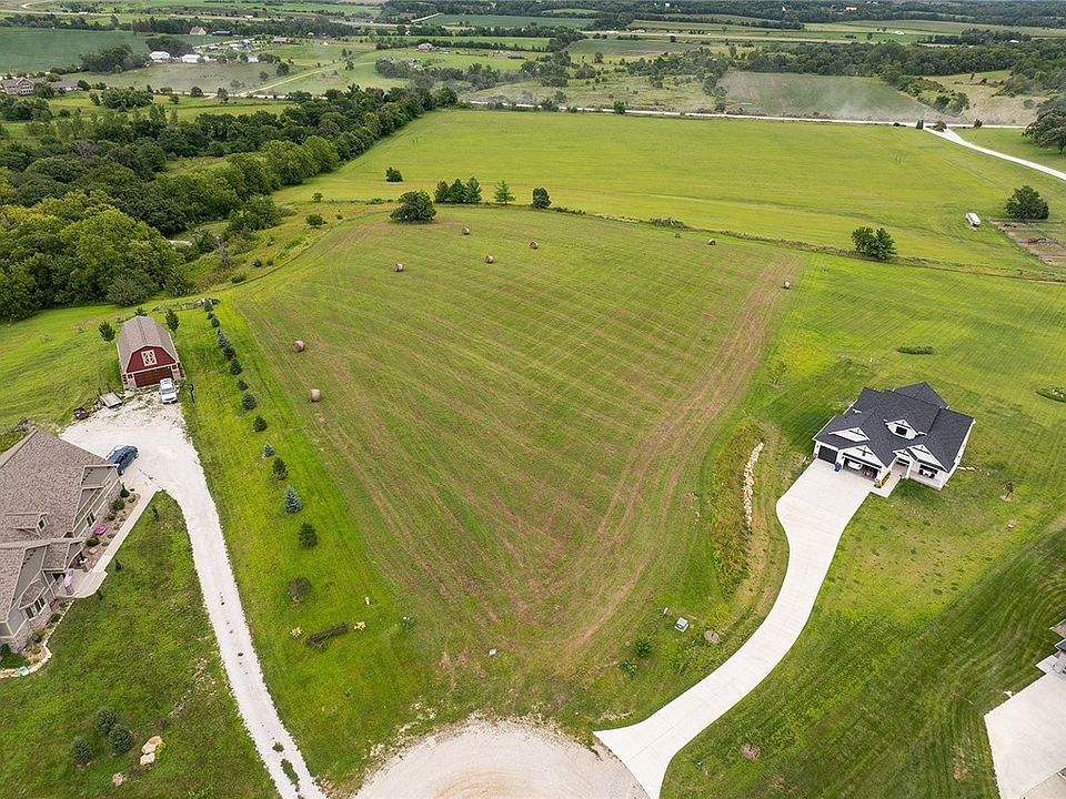 2nd image of 19 Pointe Ct #2