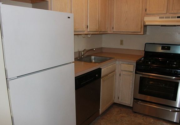 3rd image of 381 Cumberland St