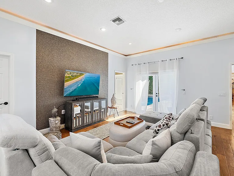 542 N Cypress Dr — Photo 11