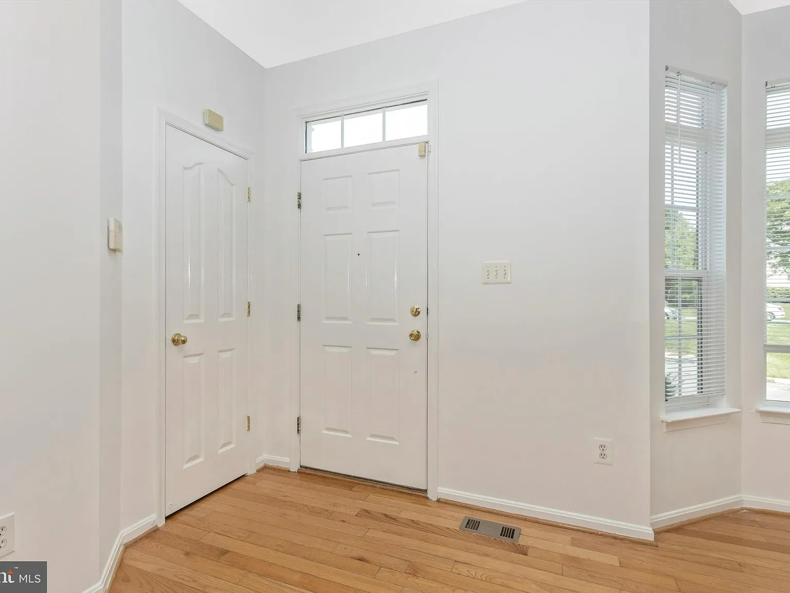 4 bed, 4.0 bath, 1760 sqft, $3,175 — Photo 3
