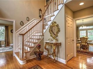 16 Oakwood Ln, Hamden, CT 06518