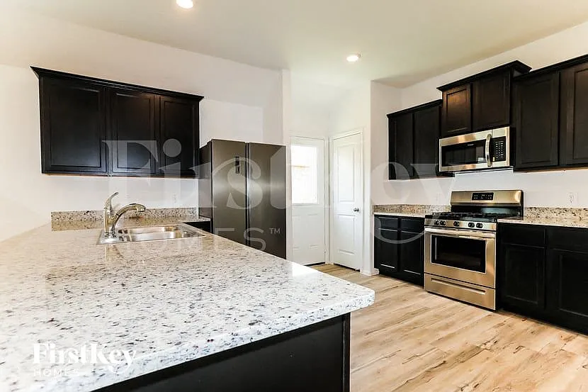 3 bed, 2.0 bath, 1682 sqft, $2,140 — Photo 4