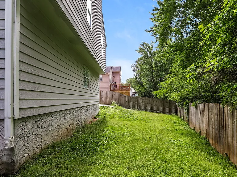 221 Clydesdale Ln SE — Photo 17