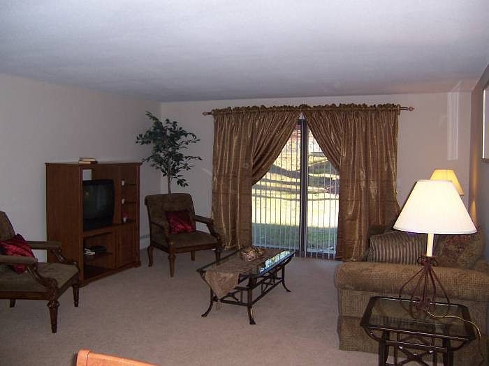 OVERSIZED LIVING ROOM