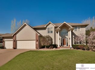 704 Eagle Crest Cir, Papillion, NE 68133