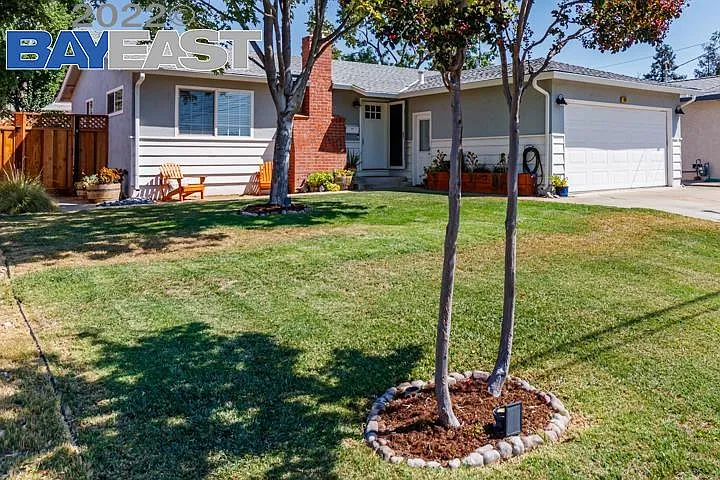 994 Sunset Dr photo 1