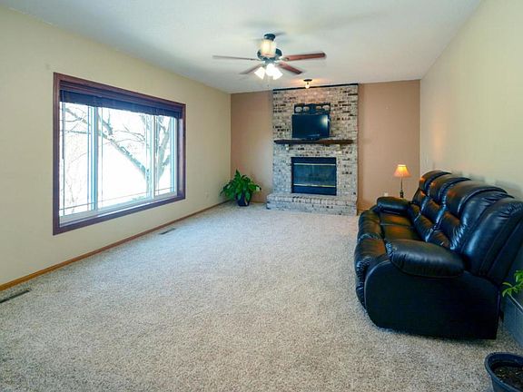 3rd image of 1435 Fallbrook Ln