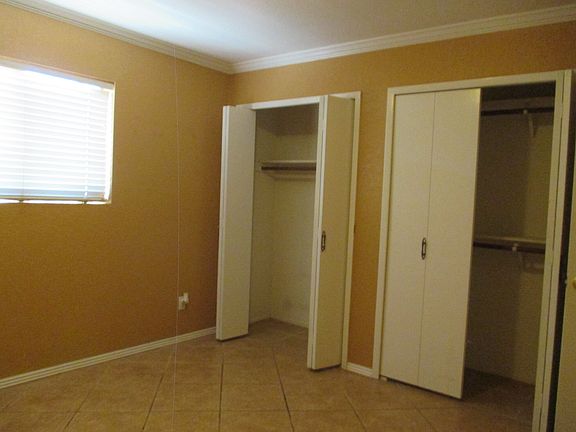 4th image of 1005 Country Club Dr