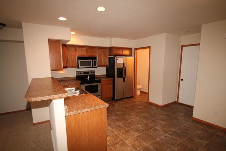 Kitchen w/ breakfast bar