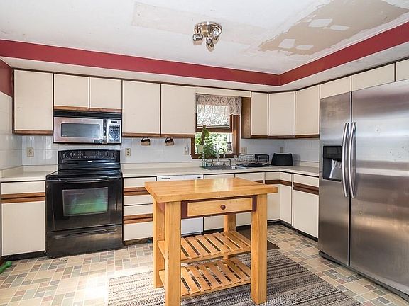 3rd image of 12 Brandeis Ln