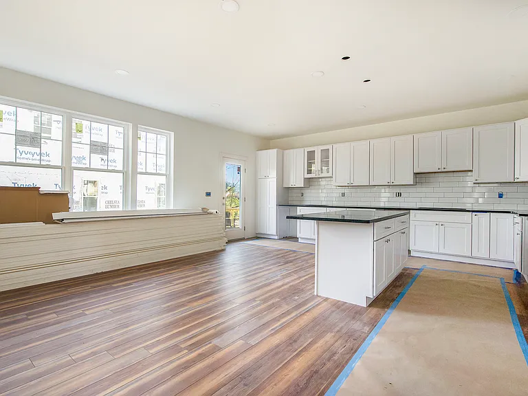 445 Hiscock St — Photo 7