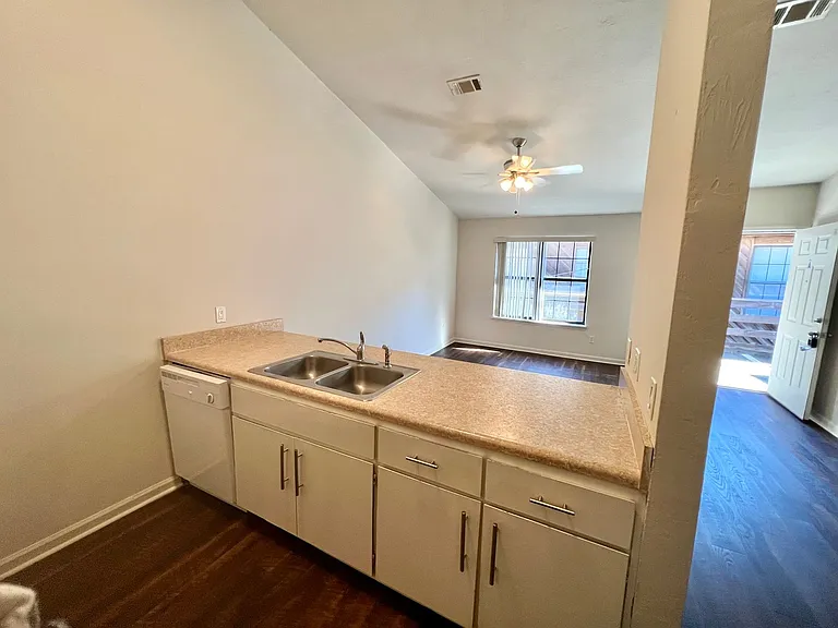 1801 Fairlane Rd — Photo 8