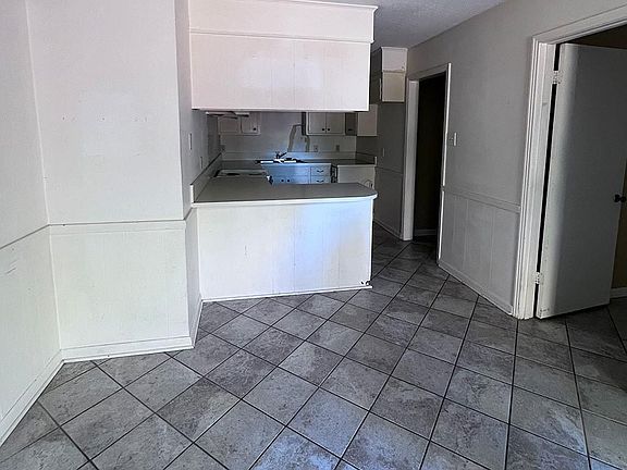 5th image of 4604 Parliament Dr #107