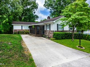 109 Outer Dr, Oak Ridge, TN 37830