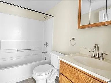 5th image of 121 Linwood Ave APT 1
