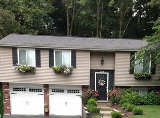 384 Carmell Dr, Upper St Clair, PA 15241