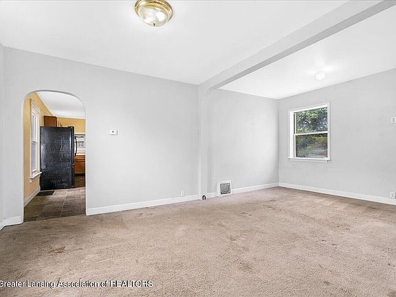 5th image of 2233 N Grand River Ave