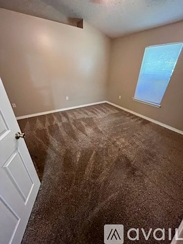 1st image of 547 Hyde Park Dr