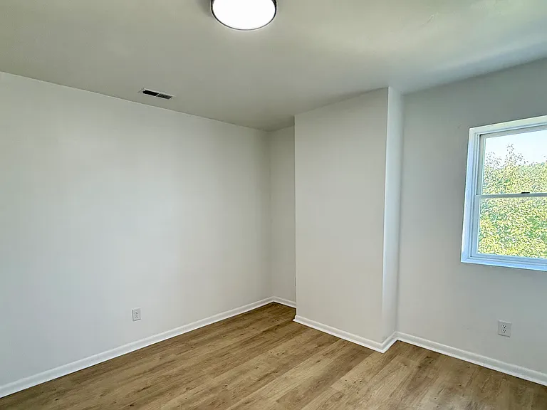 527 Broad Ave #15 — Photo 5