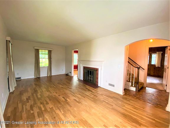 5th image of 735 Linden St