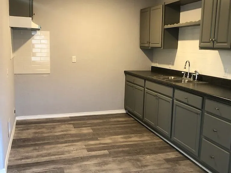511 E Sayers Ave — Photo 18
