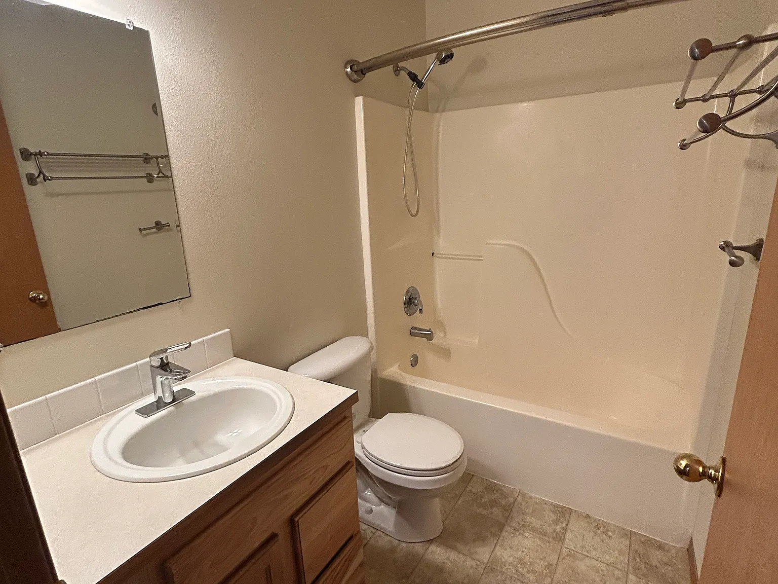 3 bed, 2.5 bath, 1380 sqft, $2,500 — Photo 4