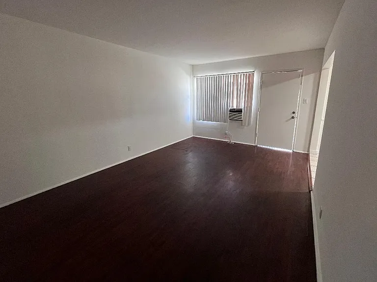 15943 Victory Blvd #2 — Photo 6