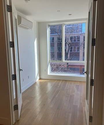 5th image of 33 Montrose Ave #4L