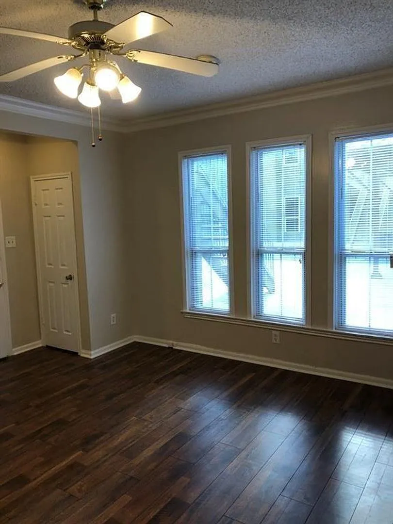 1 Bedroom in West Campus with Pool/Washer/Dryer, 2 parking spots — Photo 4
