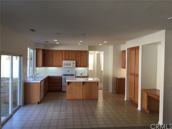 3rd image of 846 Roswell Cir