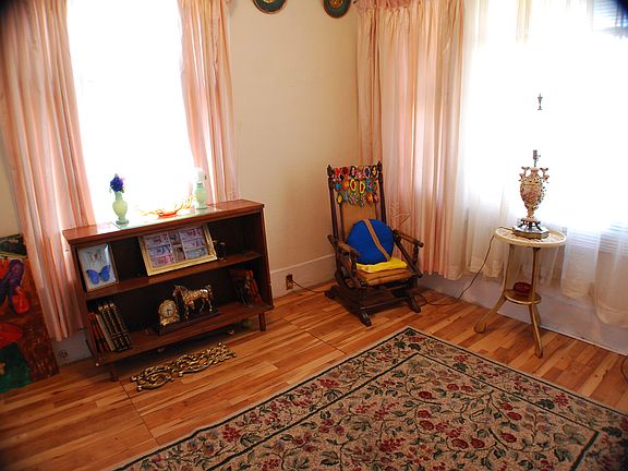 2nd image of 268 E Saint James St