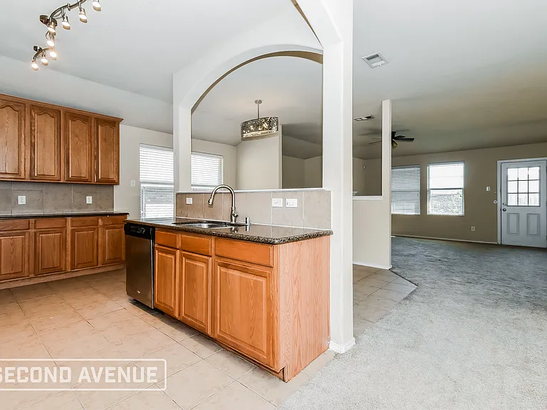 436 Grant Ln — Photo 5