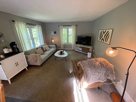 3rd image of 1582 Evergreen Dr