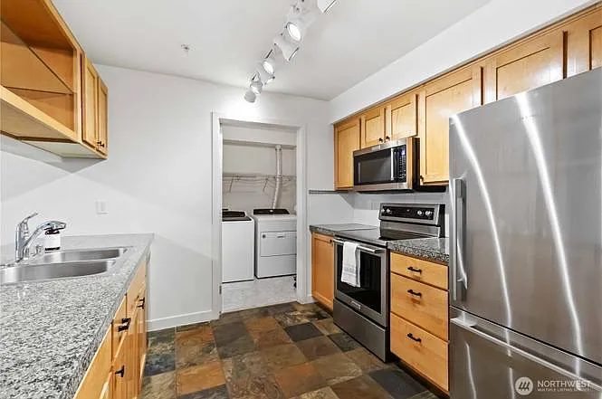 300 110th Ave NE #610 — Photo 7