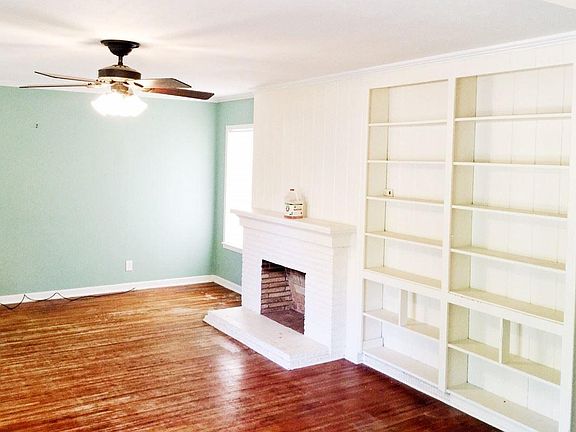 3rd image of 1009 Fort Worth St