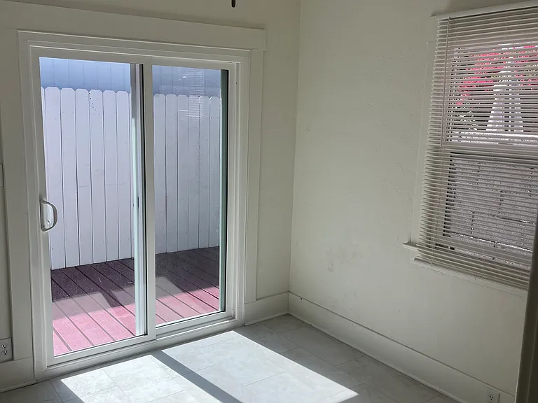 111 1/2 S Juanita Ave — Photo 5