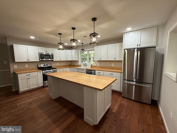 5th image of 7412 Axton St