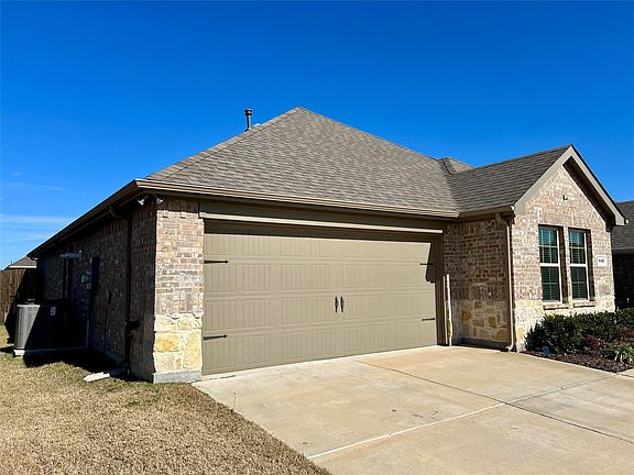 2nd image of 602 Spur Rdg