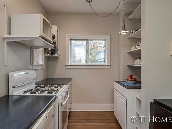 3rd image of 941 Flat St NE