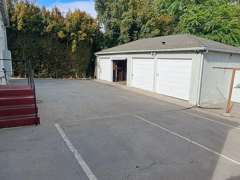 Tons of room to turn around and park car in garage.