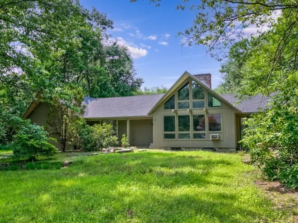 12 Country Club Ln, Turners Falls, MA 01376