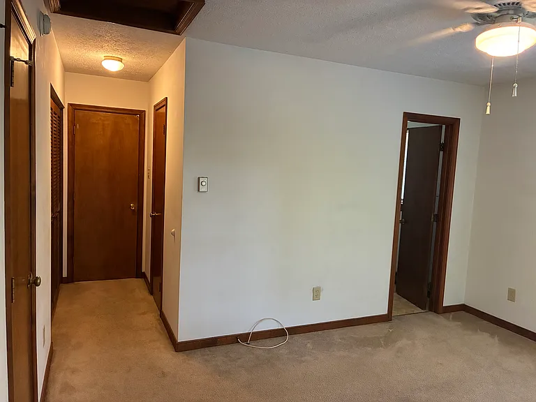 entry to MBR, passing linen closet and laundry area