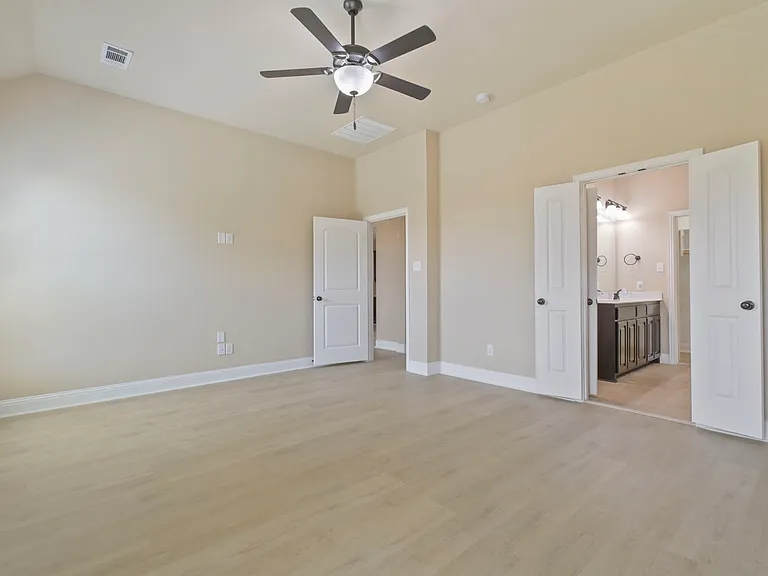 237 Frontier Dr — Photo 2