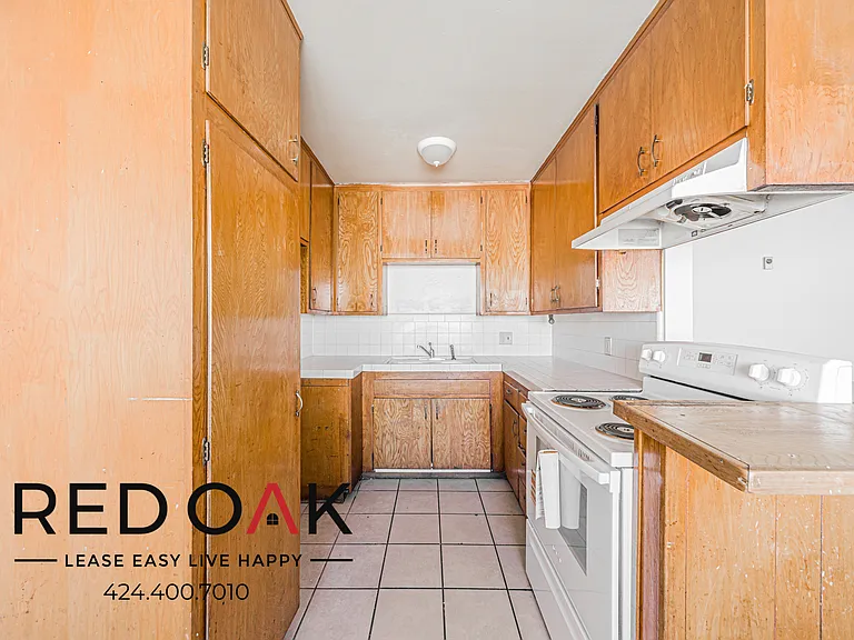 16515 Victory Blvd #6 — Photo 4