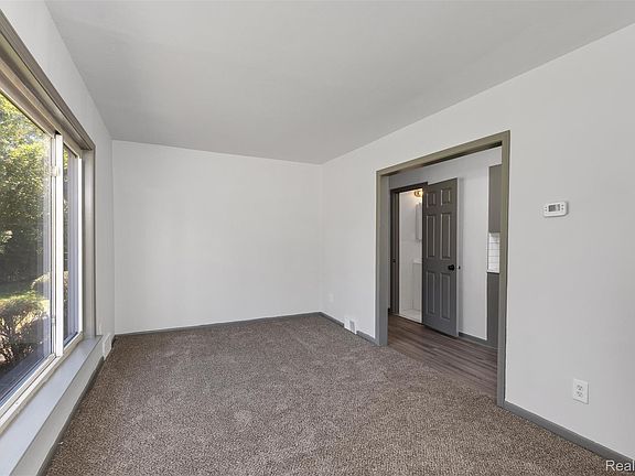 4th image of 25453 Pineview Ave