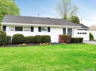 202 Lawrence Ln, Glen Cove, NY 11542